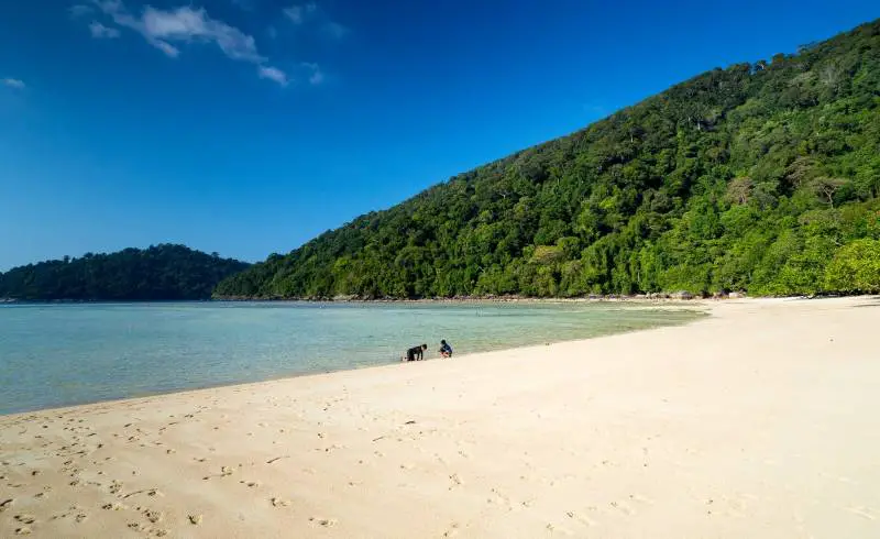 Photo de Mai Ngam Beach avec sable lumineux de surface