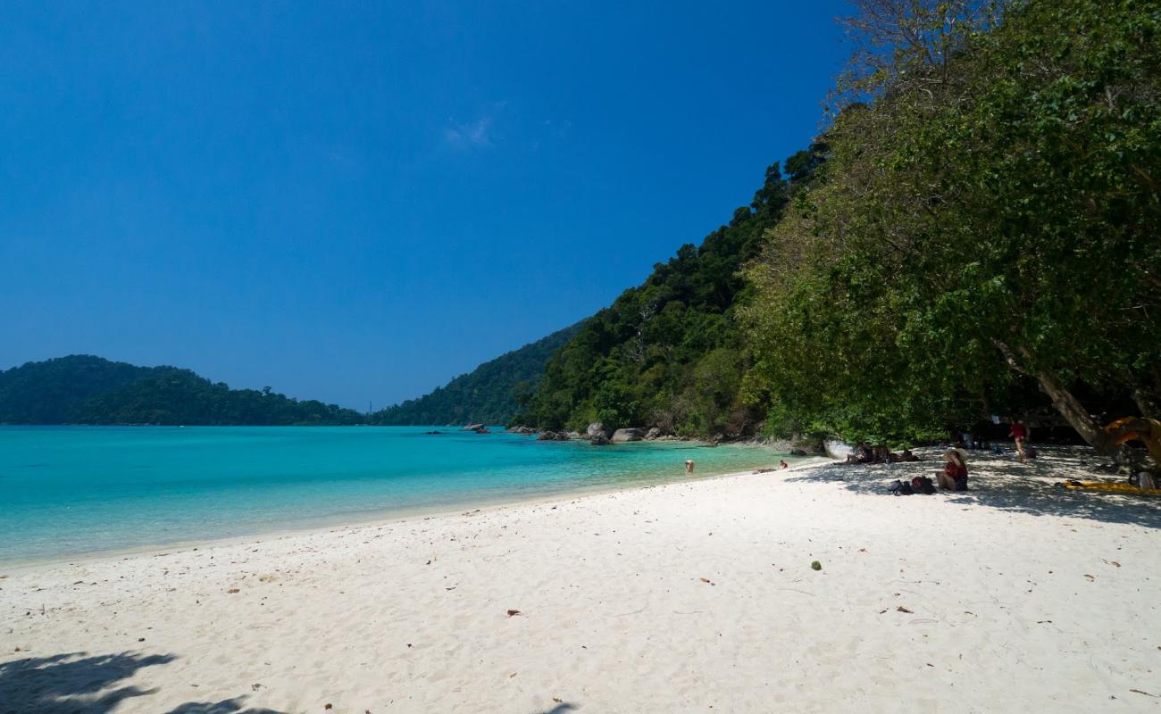 Photo de Plage de Chong Khat Bay avec sable lumineux de surface