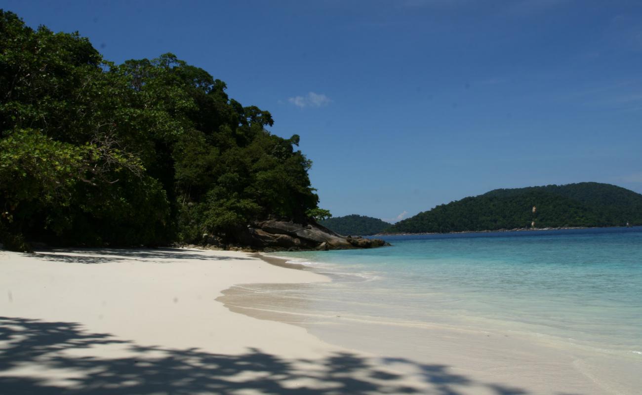 Photo de Ko Pachumba Beach avec sable fin et lumineux de surface