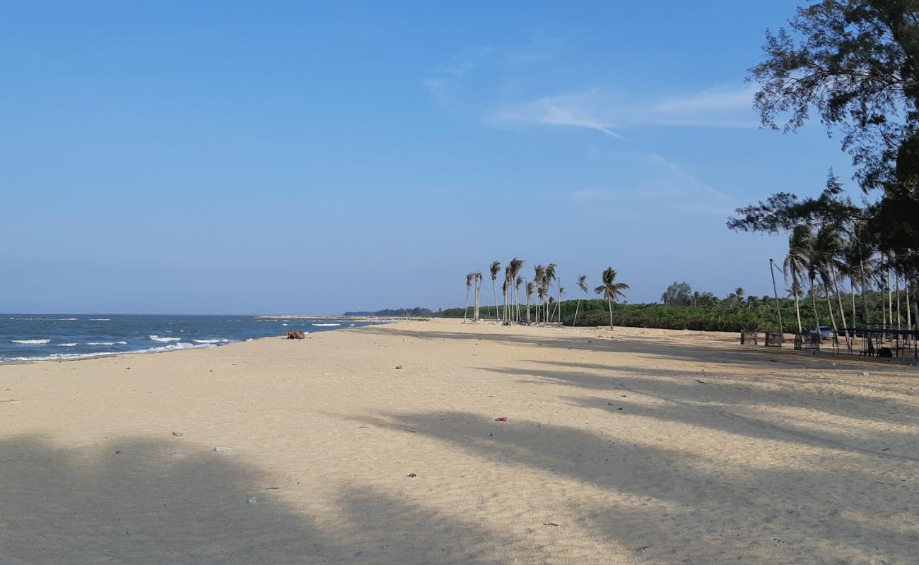 Photo de Pulau Panjang Beach avec sable beige de surface