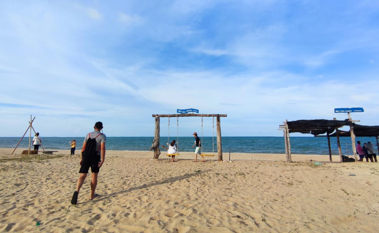 Photo de Kaluwo Nuea Beach avec sable lumineux de surface