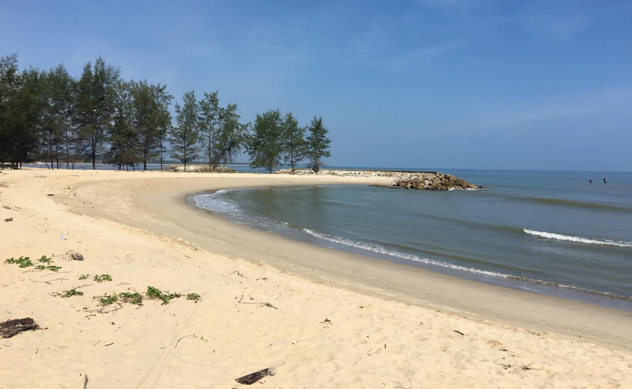 Photo de Narathat Beach avec sable lumineux de surface