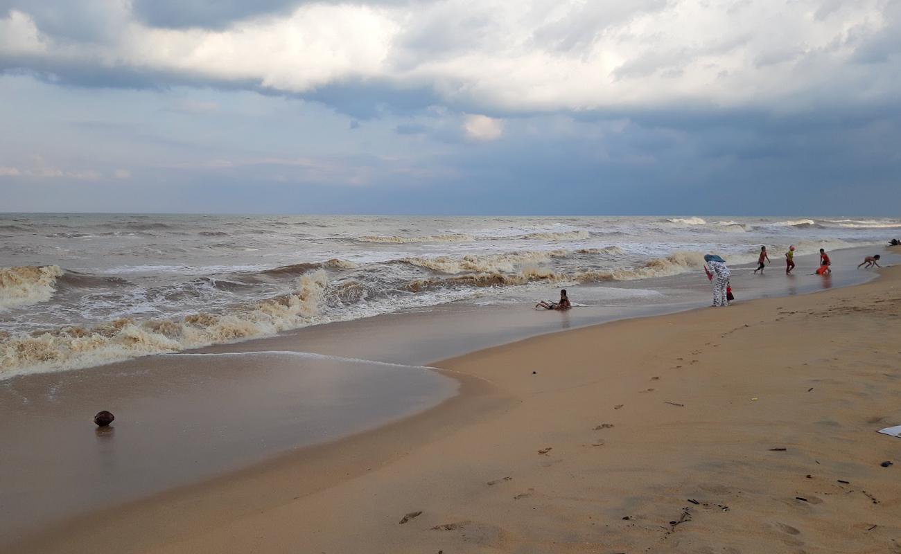 Photo de Wasukri Beach avec sable beige de surface