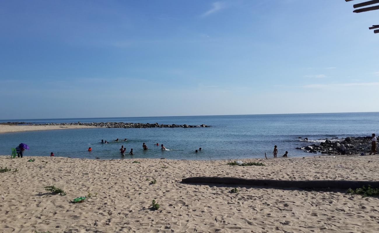 Photo de Samphimo Beach avec sable beige de surface