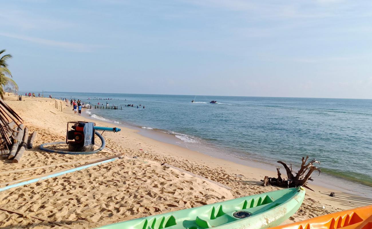 Photo de Teluk Samilae Beach avec sable beige fin de surface