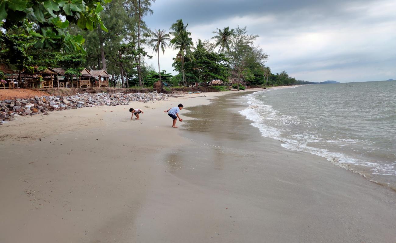 Photo de Soi Sawan Beach avec sable beige de surface