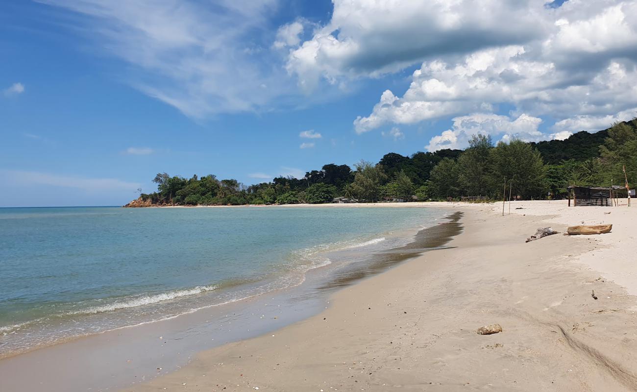 Photo de Sakom Beach avec sable beige de surface