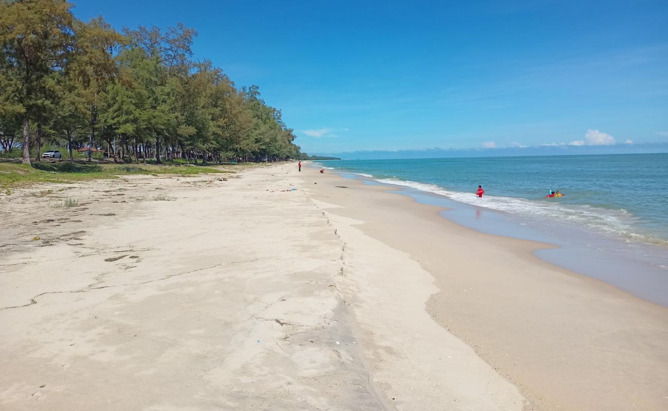 Photo de Na Thap Beach avec sable beige de surface