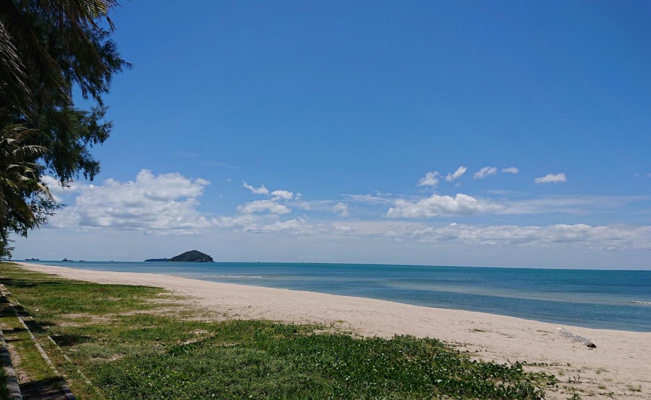Photo de Chalatat Beach avec sable beige de surface