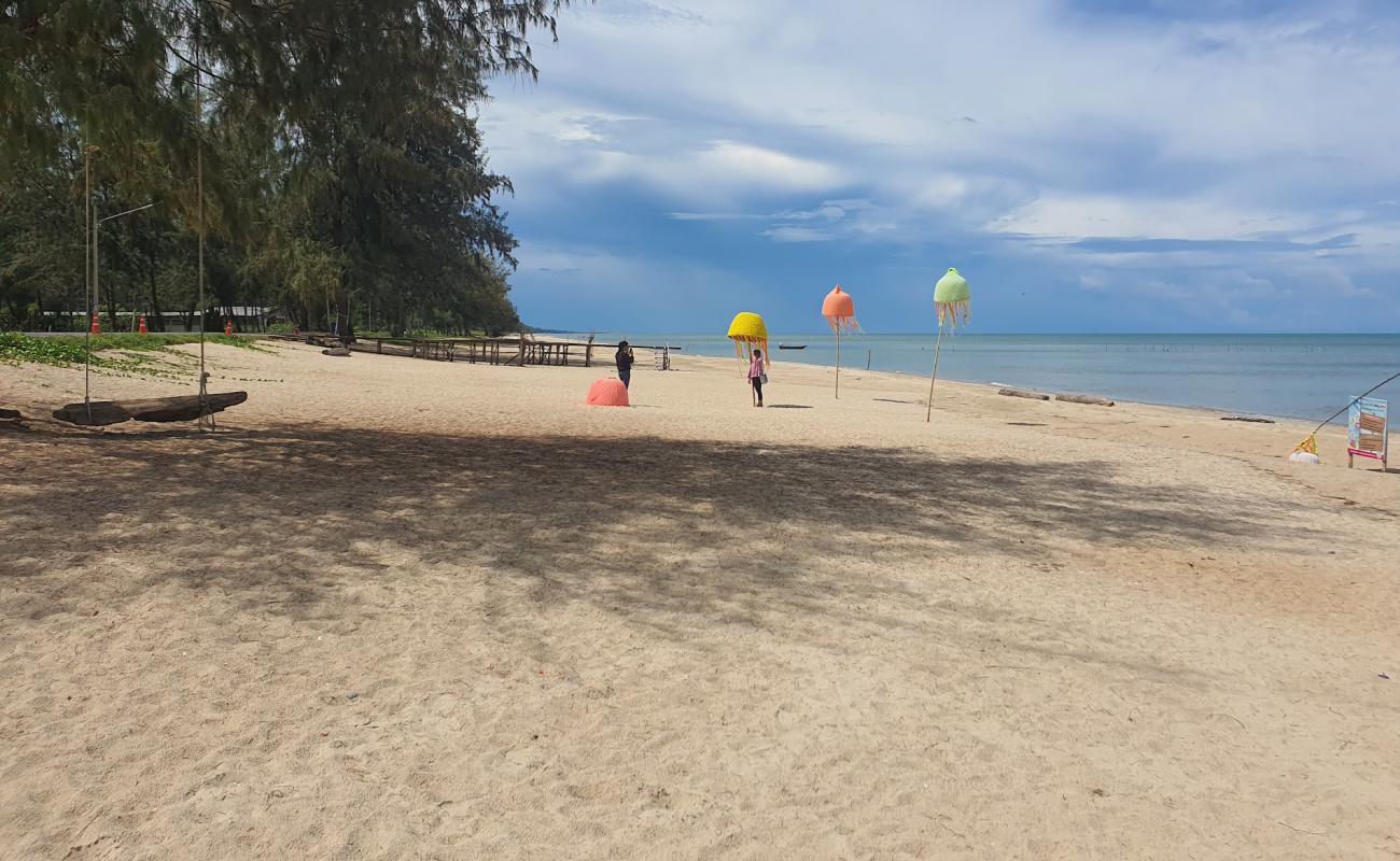 Photo de Muang Ngam Beach avec sable beige de surface