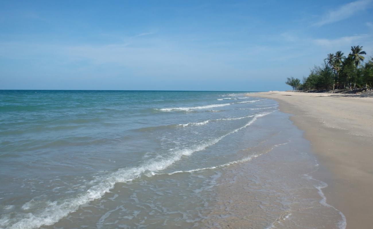Photo de Laem Talumphuk avec sable blanc de surface