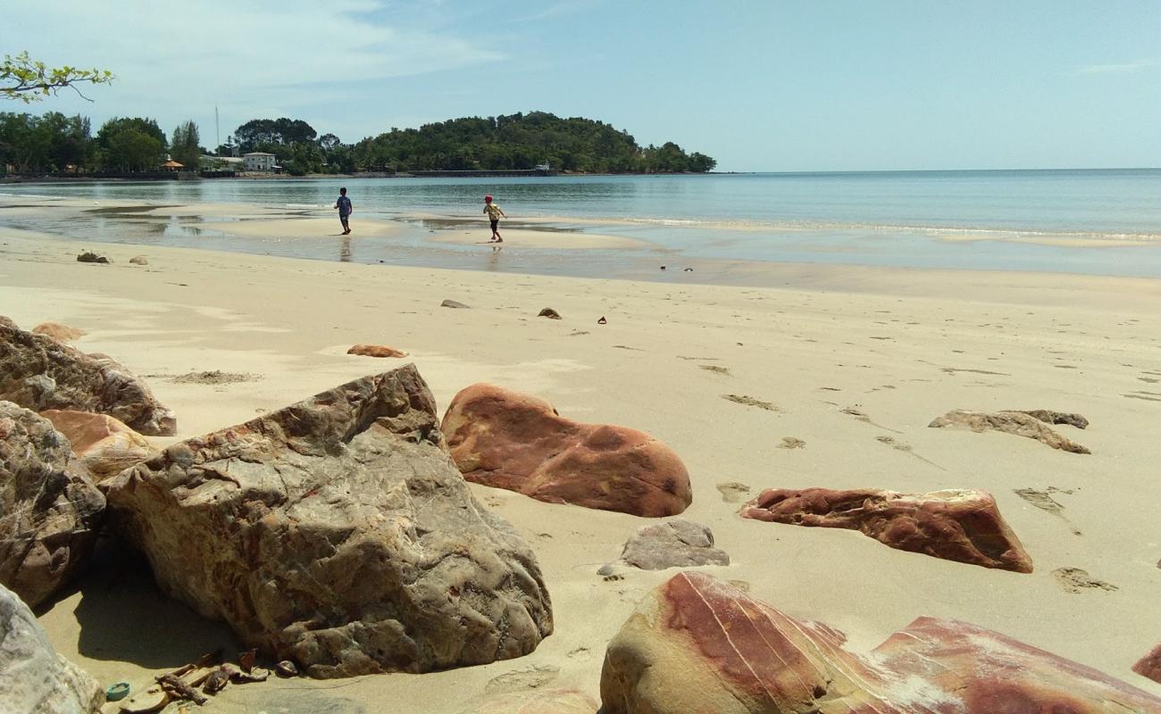 Photo de Hin Ngam Beach avec sable beige & pierres de surface