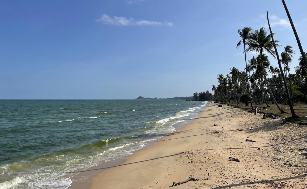 Photo de Thung Sai Beach avec sable beige de surface