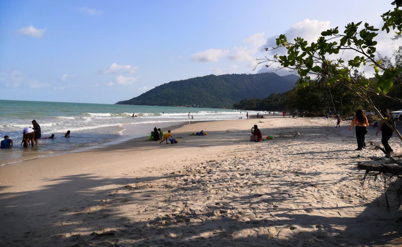 Photo de Nai Phlao Beach avec sable beige de surface