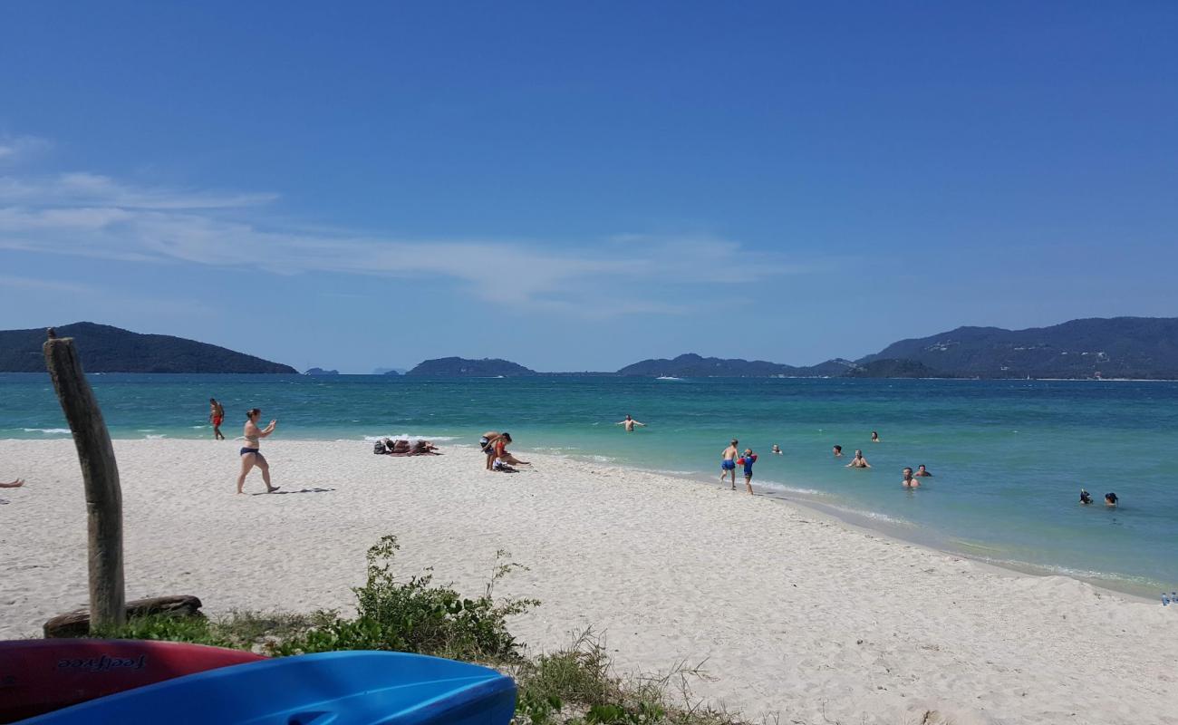 Photo de Plage de Ko Mat Sum avec sable fin blanc de surface