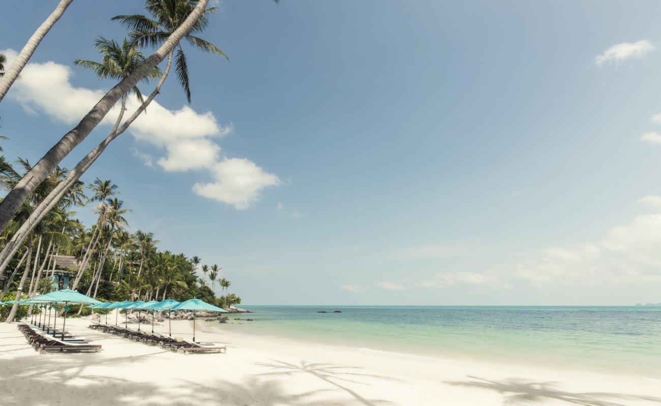 Photo de Four Seasons Beach avec sable beige fin de surface