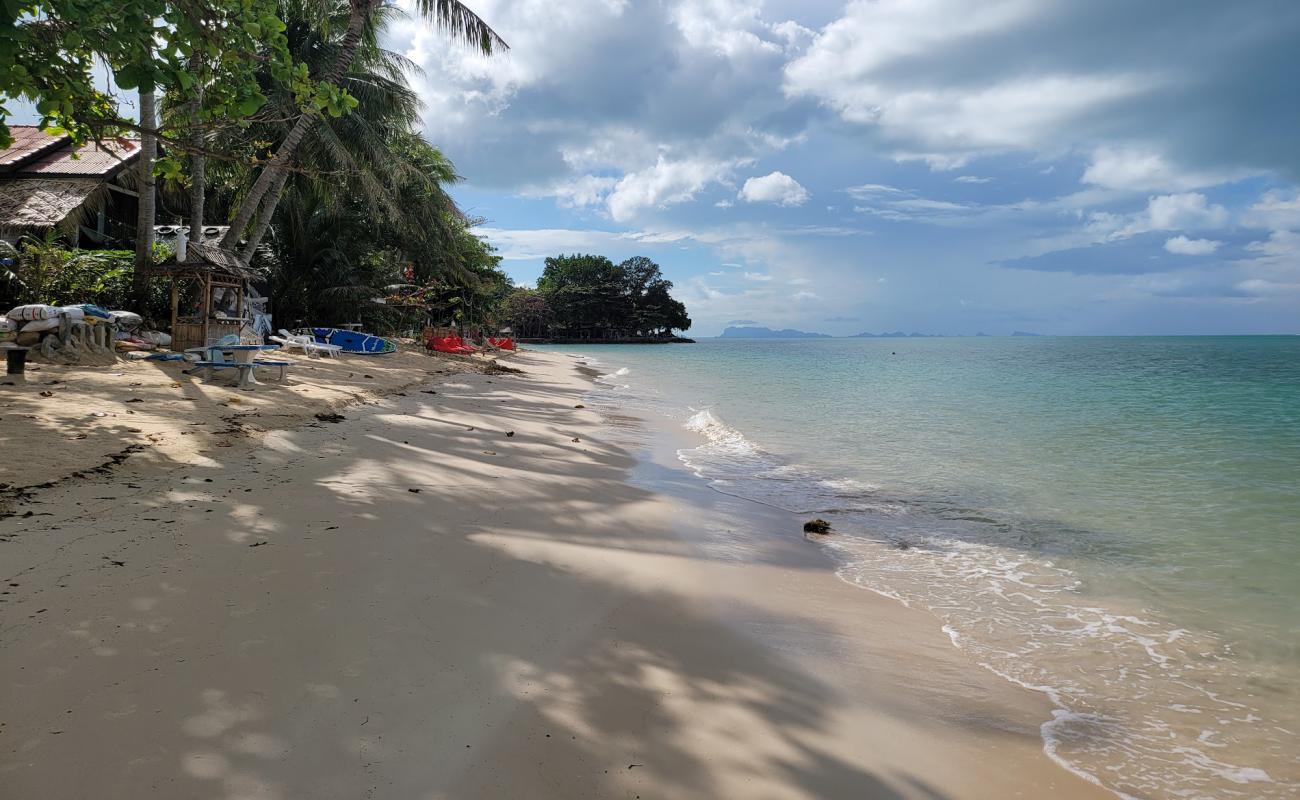 Photo de Bang Por Beach avec sable fin et lumineux de surface