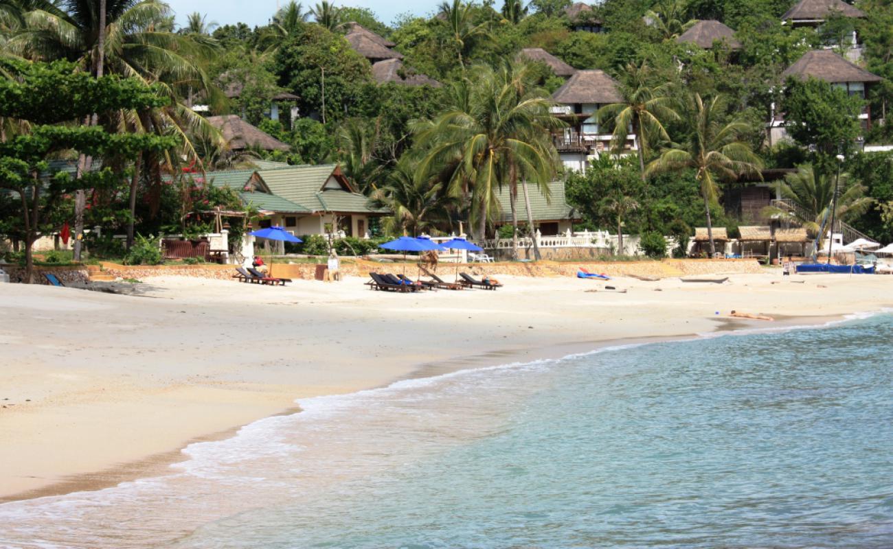 Photo de Plage idyllique de Samui avec sable blanc de surface