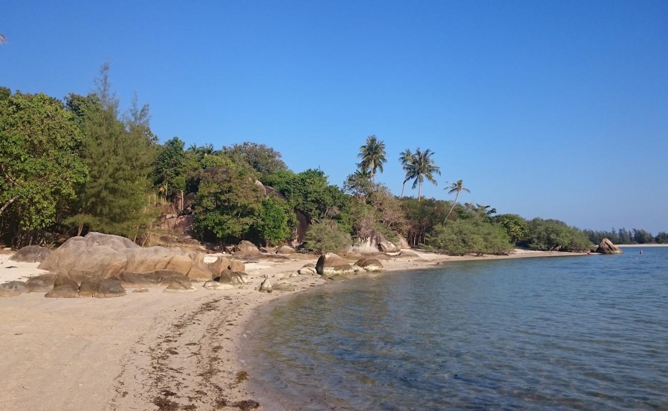 Photo de Lonely Beach avec sable beige de surface