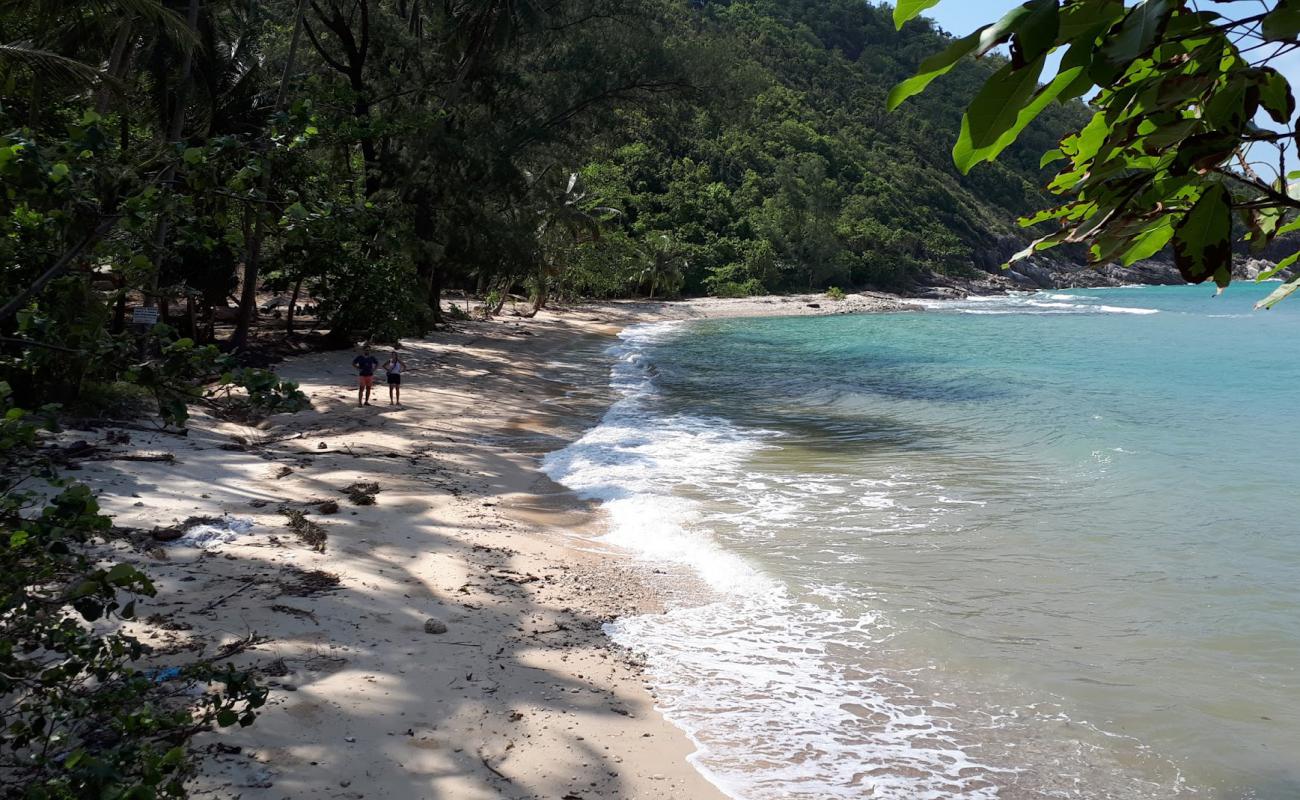 Photo de The Secret Beach avec sable beige de surface
