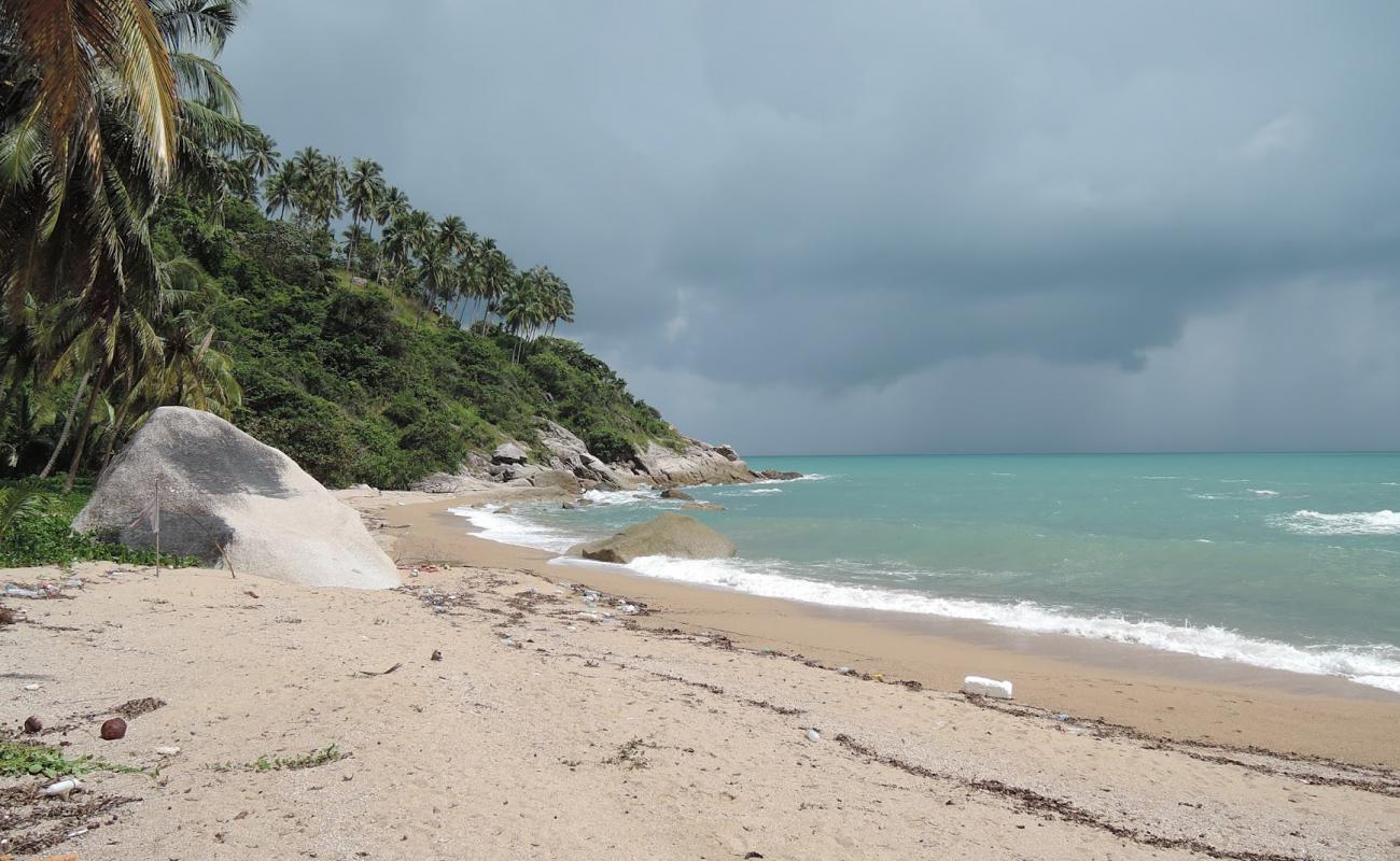Photo de Haad Nam Tok avec sable beige de surface