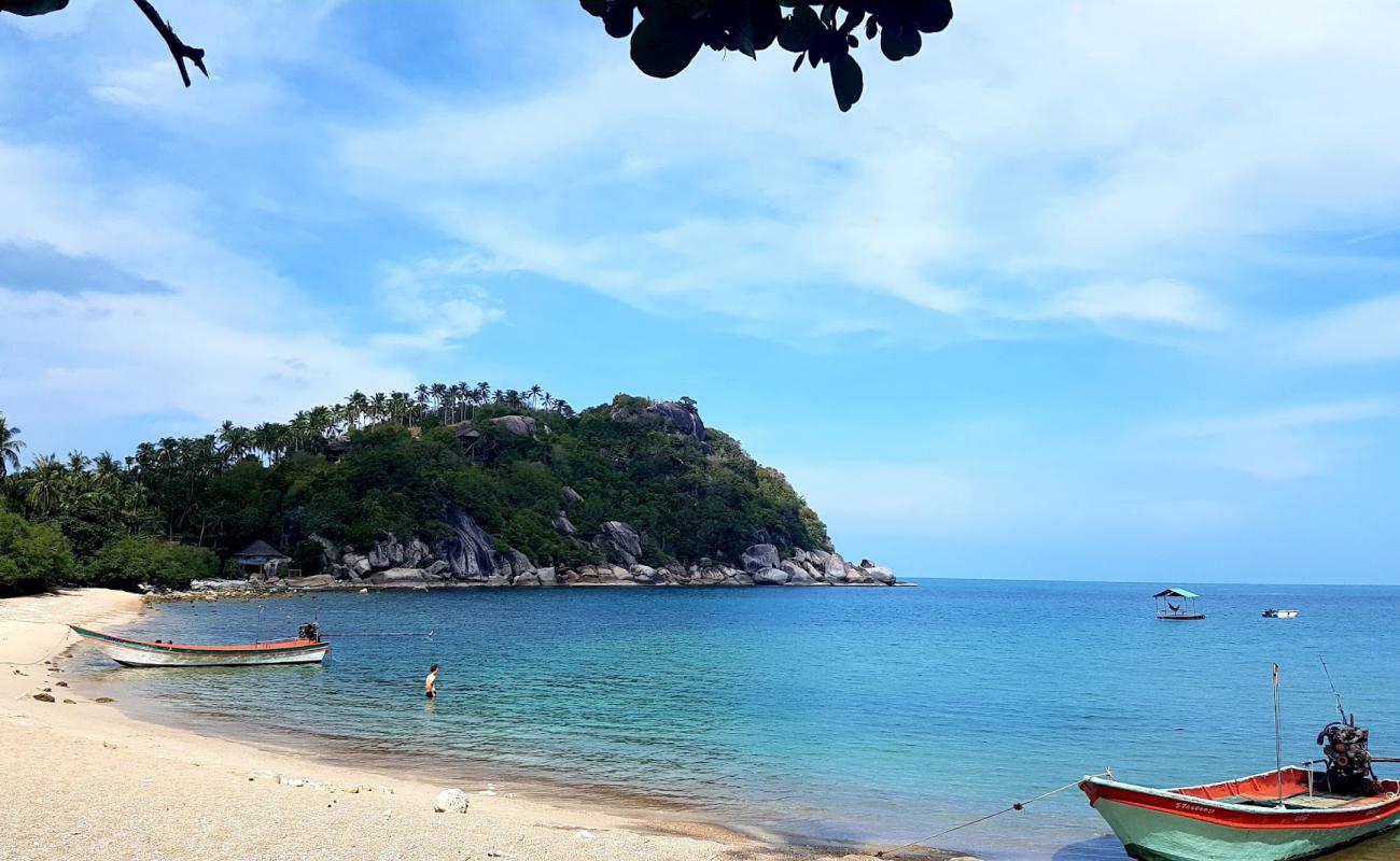 Photo de East Tien Beach avec sable beige de surface