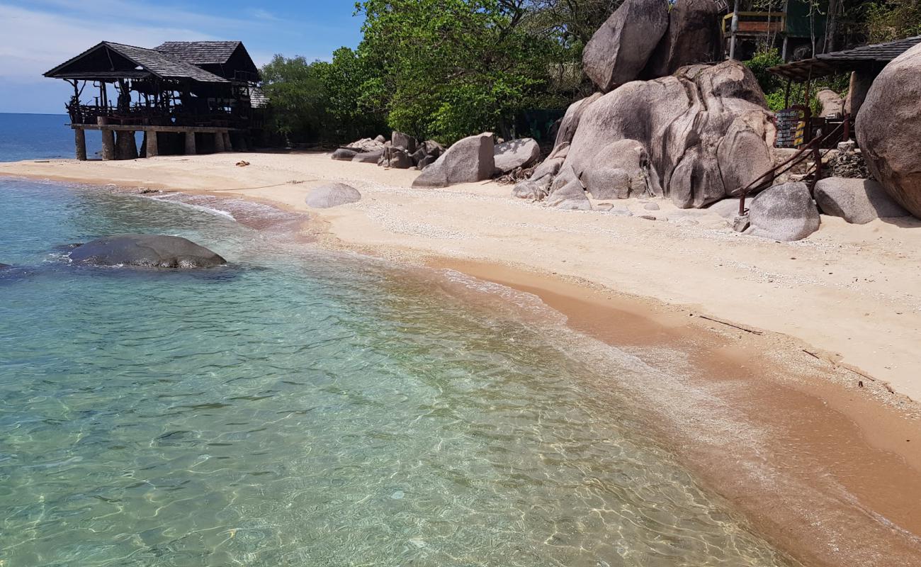 Photo de Sai Nuan Beach avec sable lumineux de surface