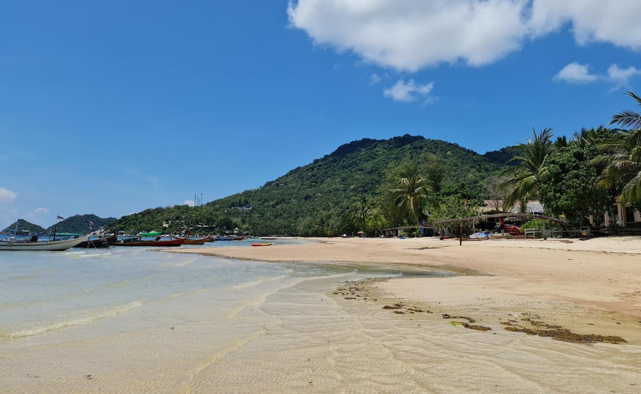 Photo de Sairee Beach avec sable lumineux de surface