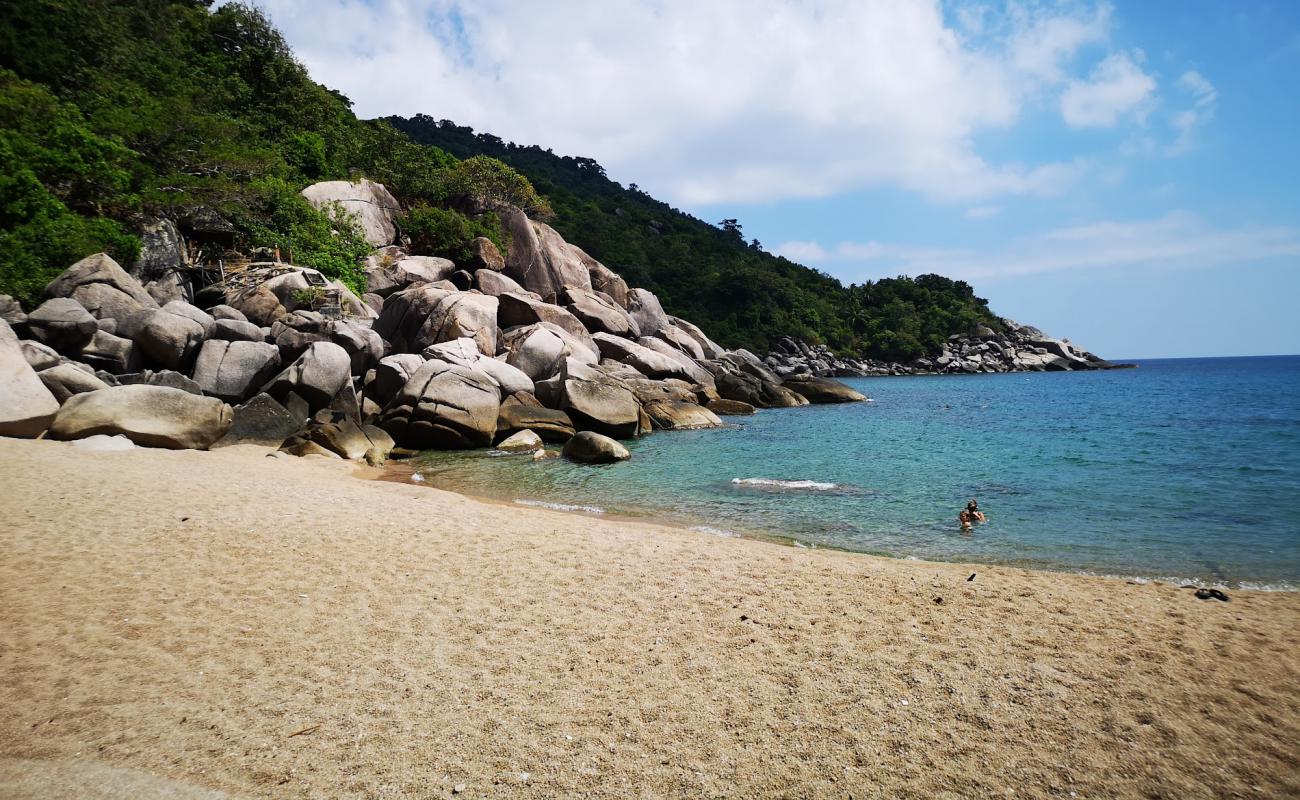 Photo de Ao Hin Wong Beach avec sable lumineux de surface