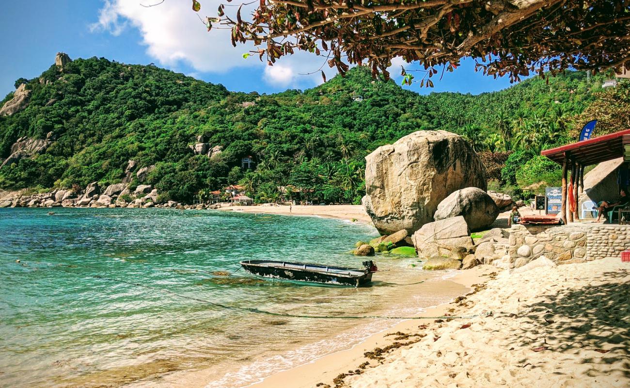 Photo de Ao Tanote Beach avec sable beige de surface