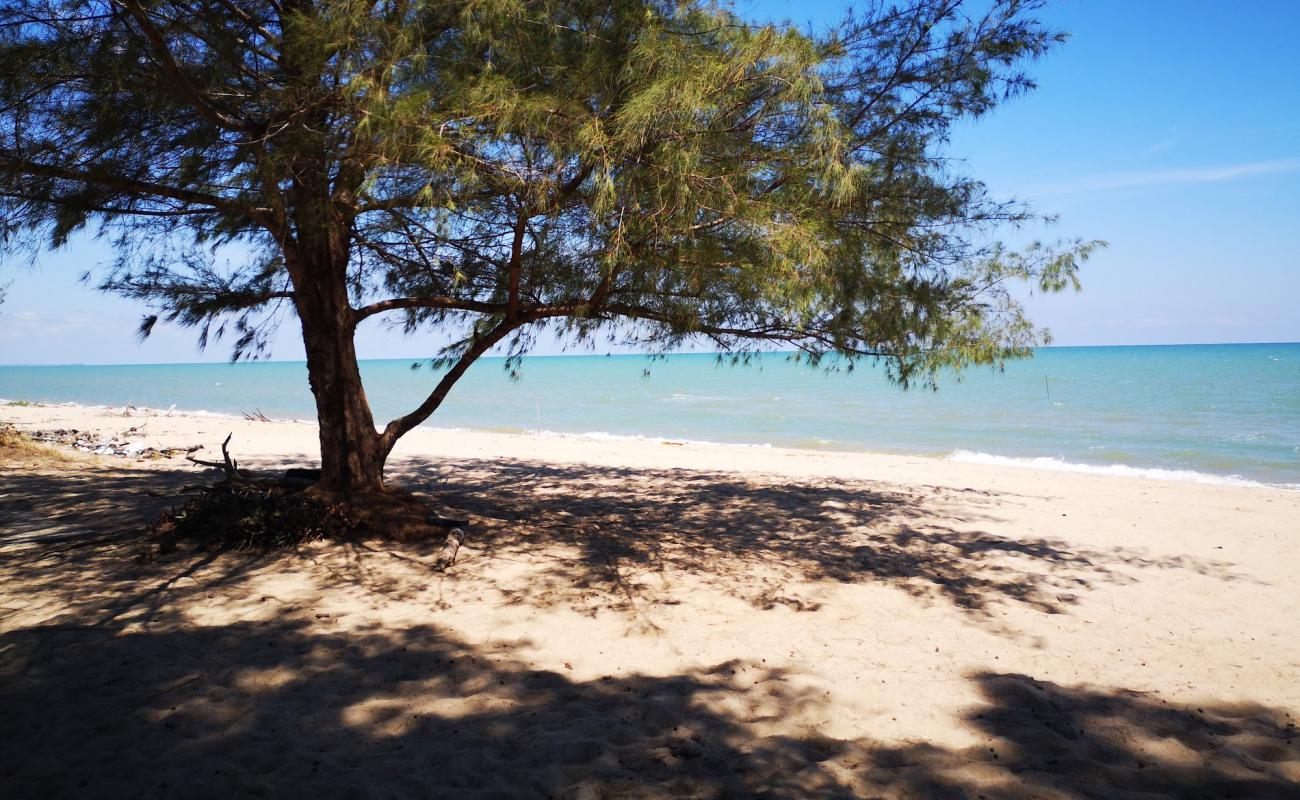 Photo de Niyom Beach avec sable lumineux de surface