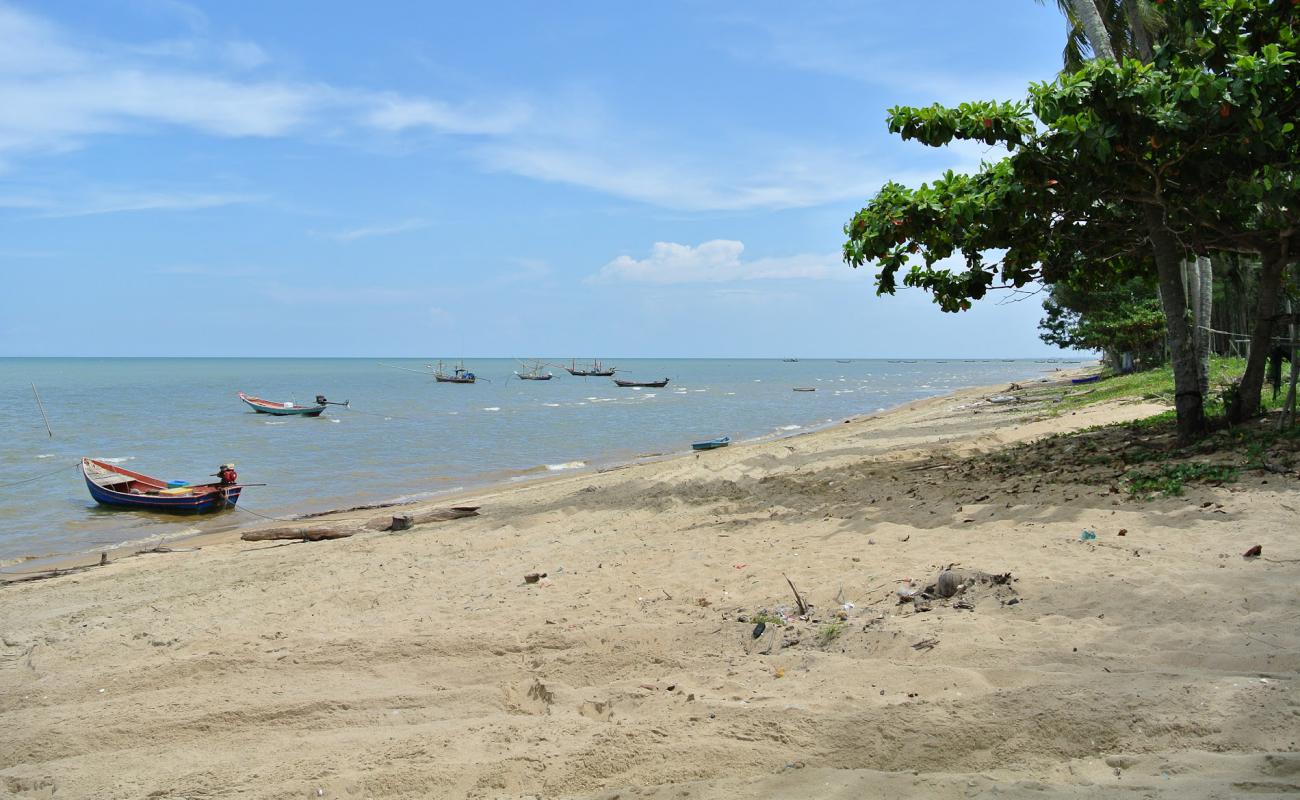 Photo de Tawanchai Beach avec sable beige de surface