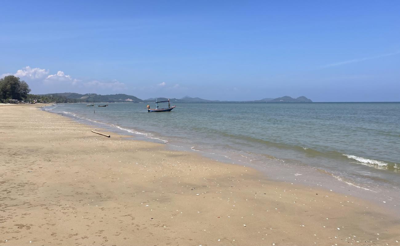 Photo de Pak Nam Lang Suan Beach avec sable lumineux de surface