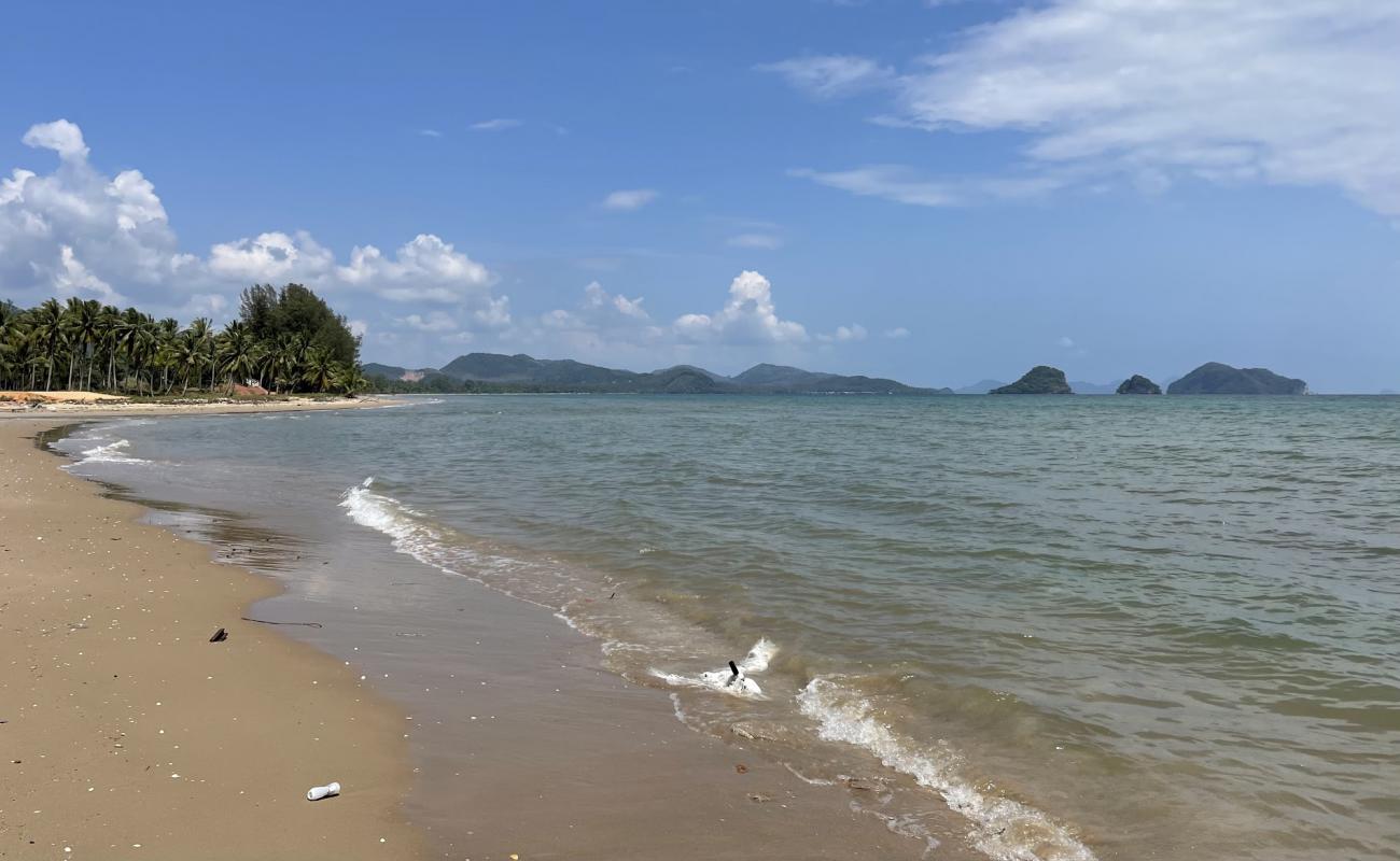 Photo de Arunothai Beach avec sable beige de surface
