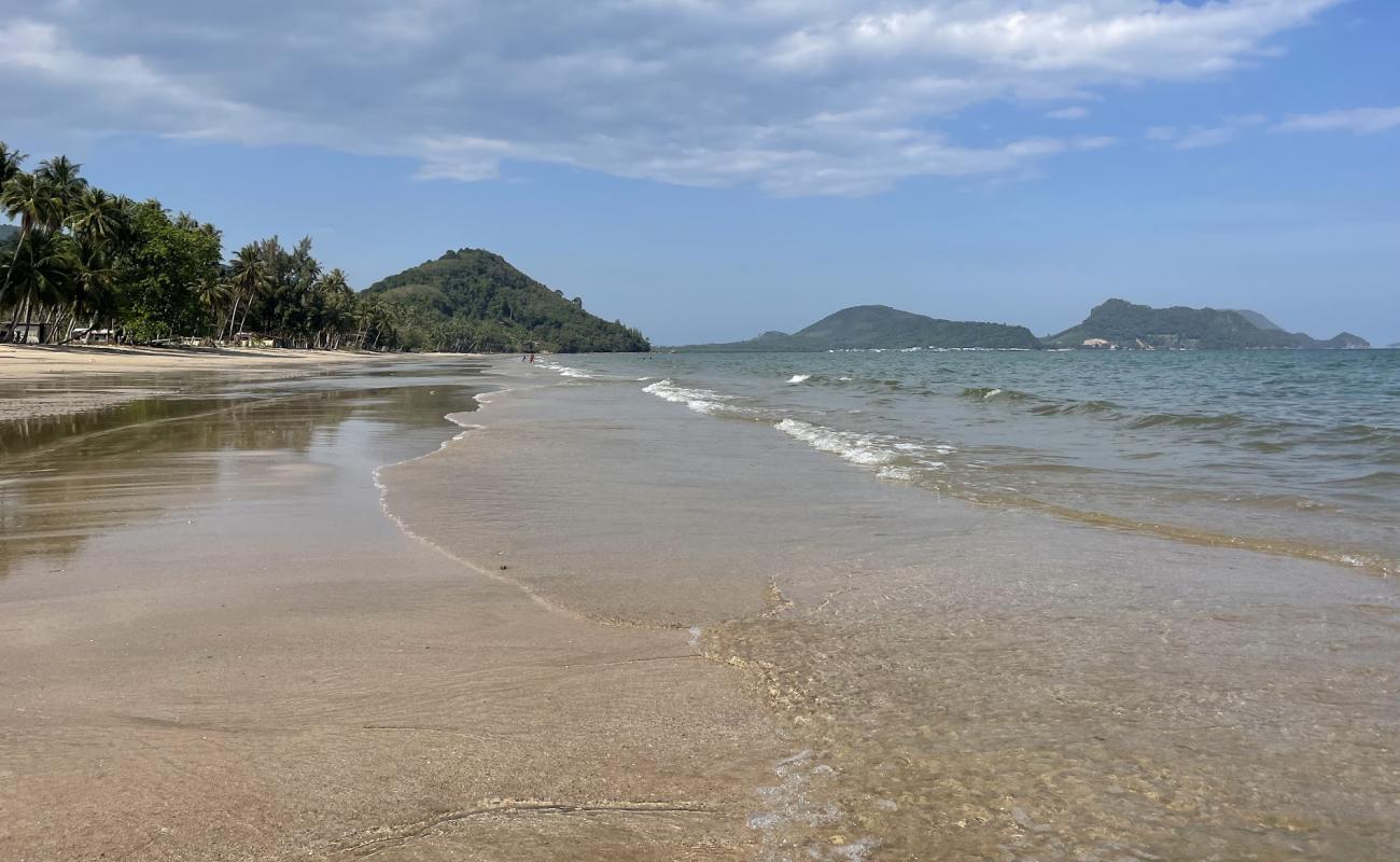Photo de Sai Ri Sawi Beach avec sable beige de surface