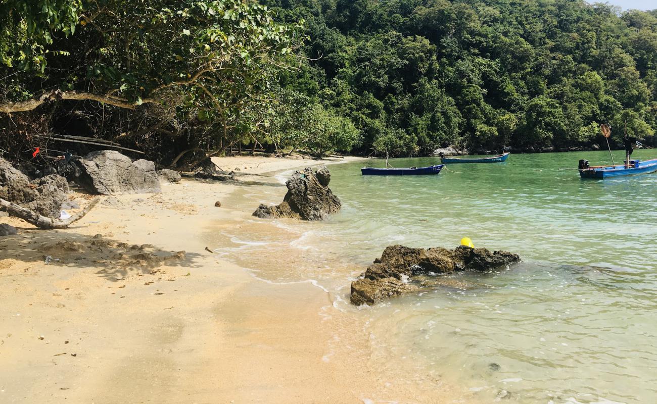 Photo de Lok Phae Beach avec sable beige de surface