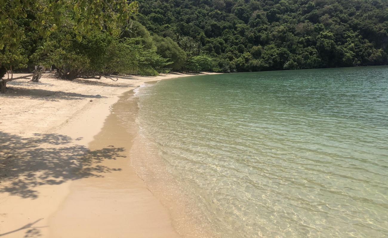 Photo de Ko Kula Beach avec sable lumineux de surface