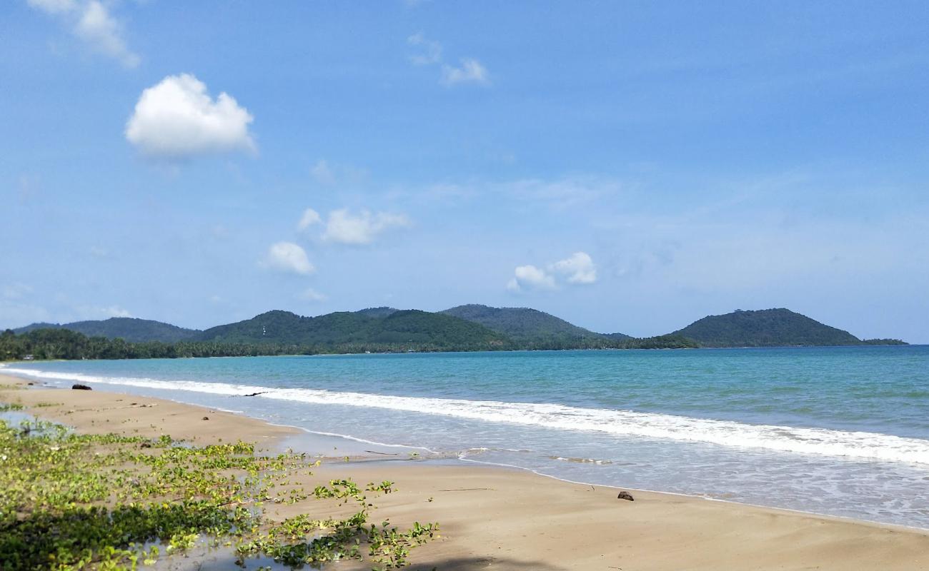 Photo de Ao Thung Makham Beach avec sable lumineux de surface