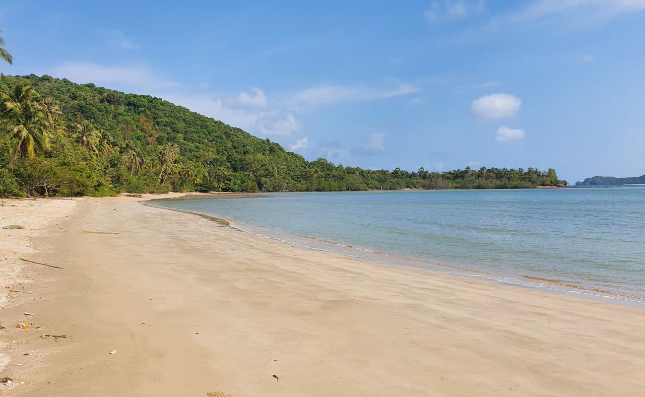 Photo de Thung Makham Noi Beach avec sable beige de surface