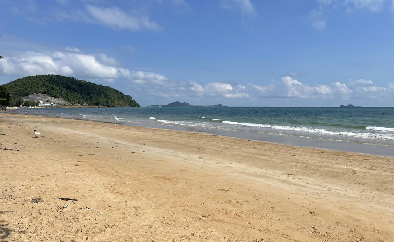 Photo de Sairee Beach avec sable lumineux de surface