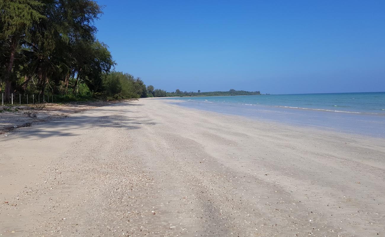 Photo de Ao Bo Mao Bay Beach avec sable lumineux de surface