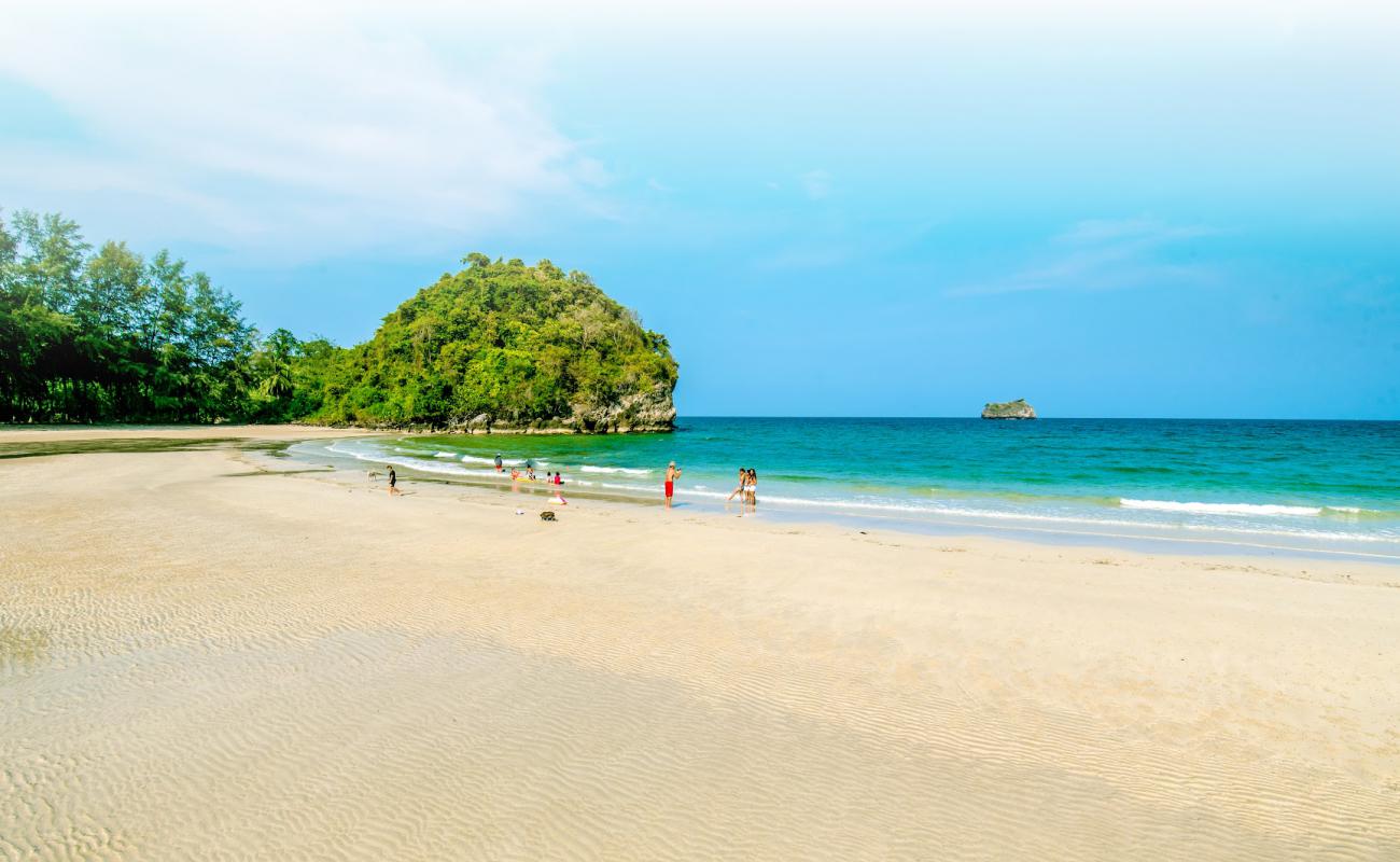 Photo de Ao Yai Ai Beach avec sable beige de surface
