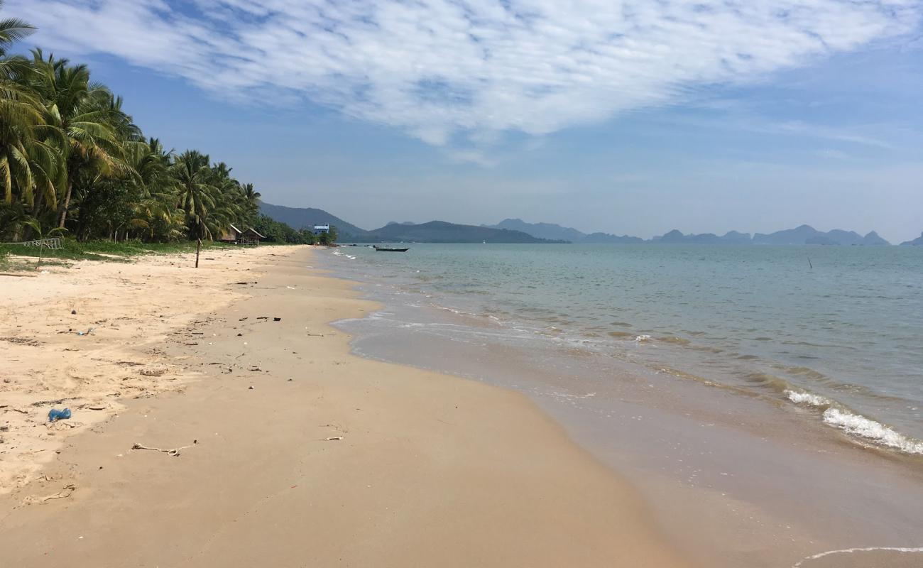 Photo de ThungMaHa Beach avec sable lumineux de surface