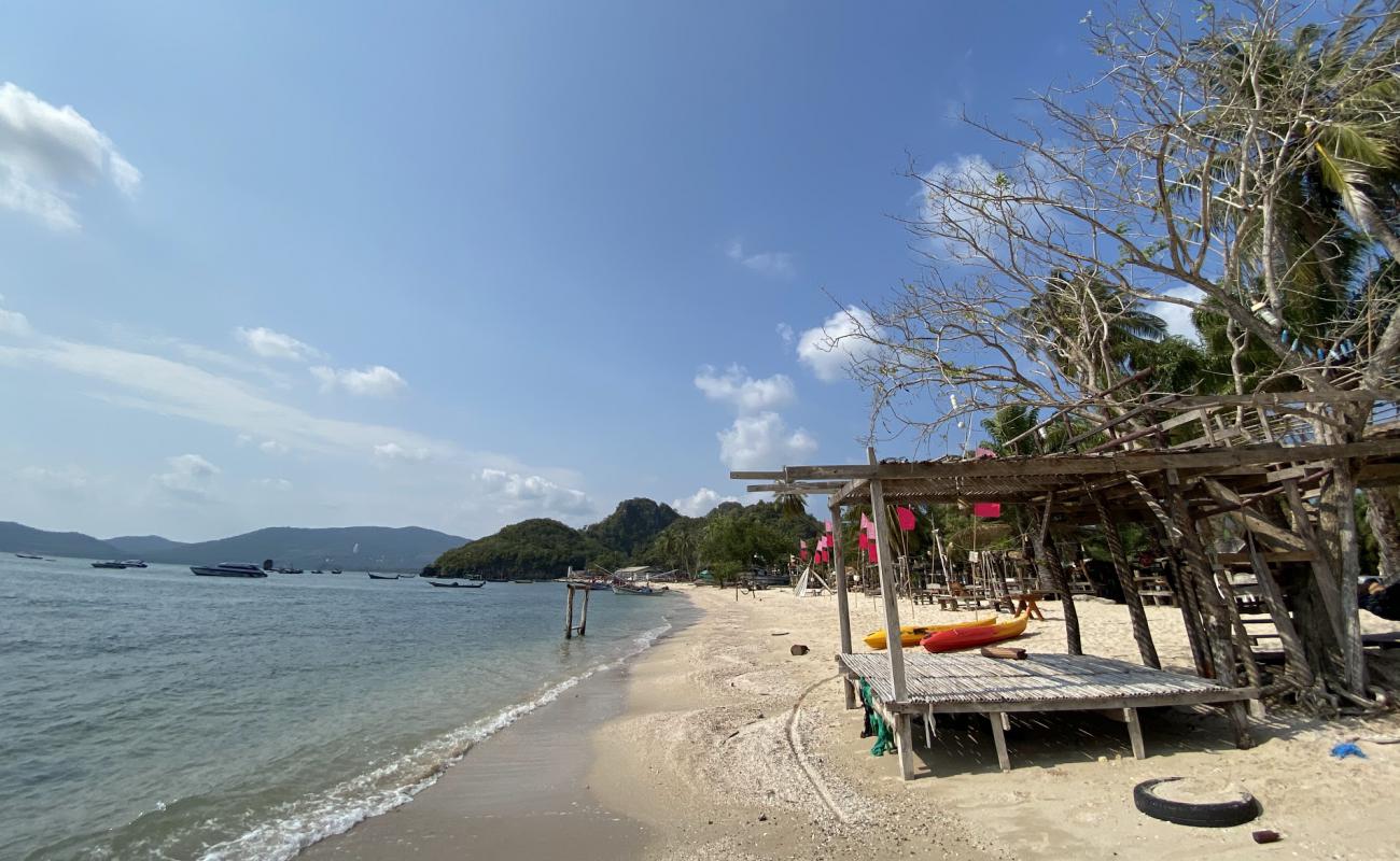 Photo de Pak Khlong Beach avec sable clair avec caillou de surface