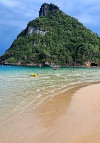 Ban Tham Throng