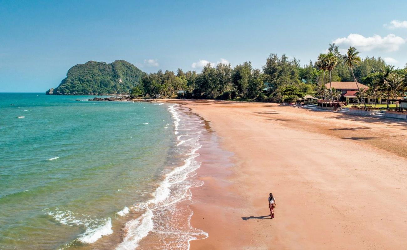 Photo de Bansaithong Beach avec sable beige de surface