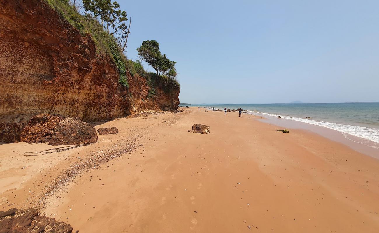 Photo de Pha Daeng beach avec sable brun de surface