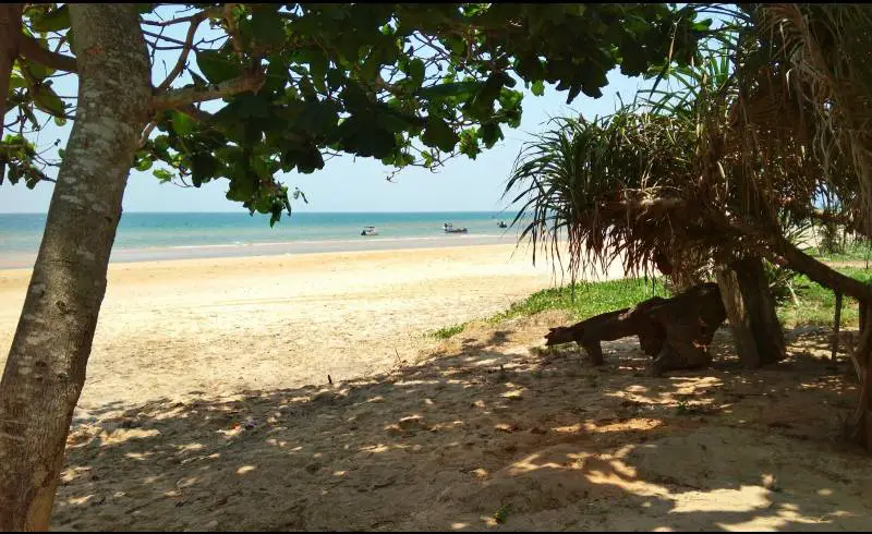 Photo de Sananwan Beach avec sable clair avec caillou de surface