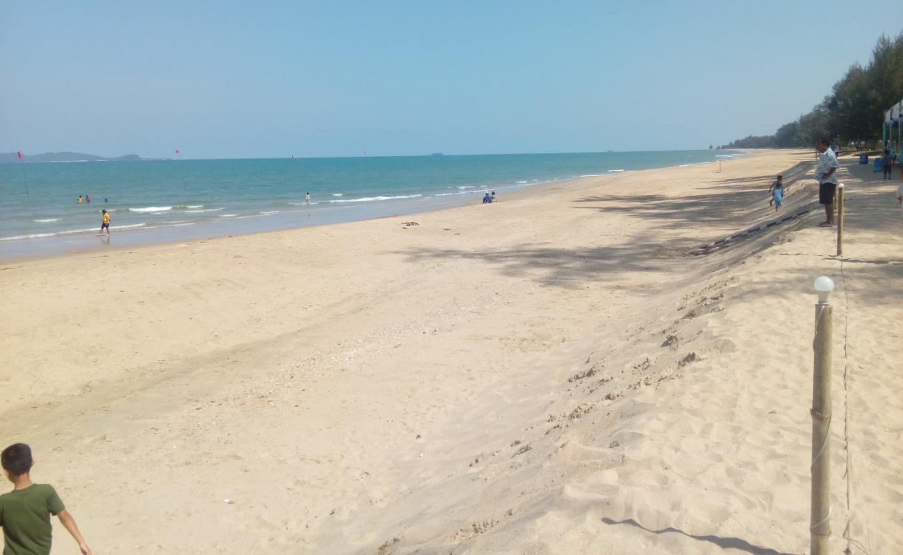 Photo de Somboon Beach avec sable lumineux de surface