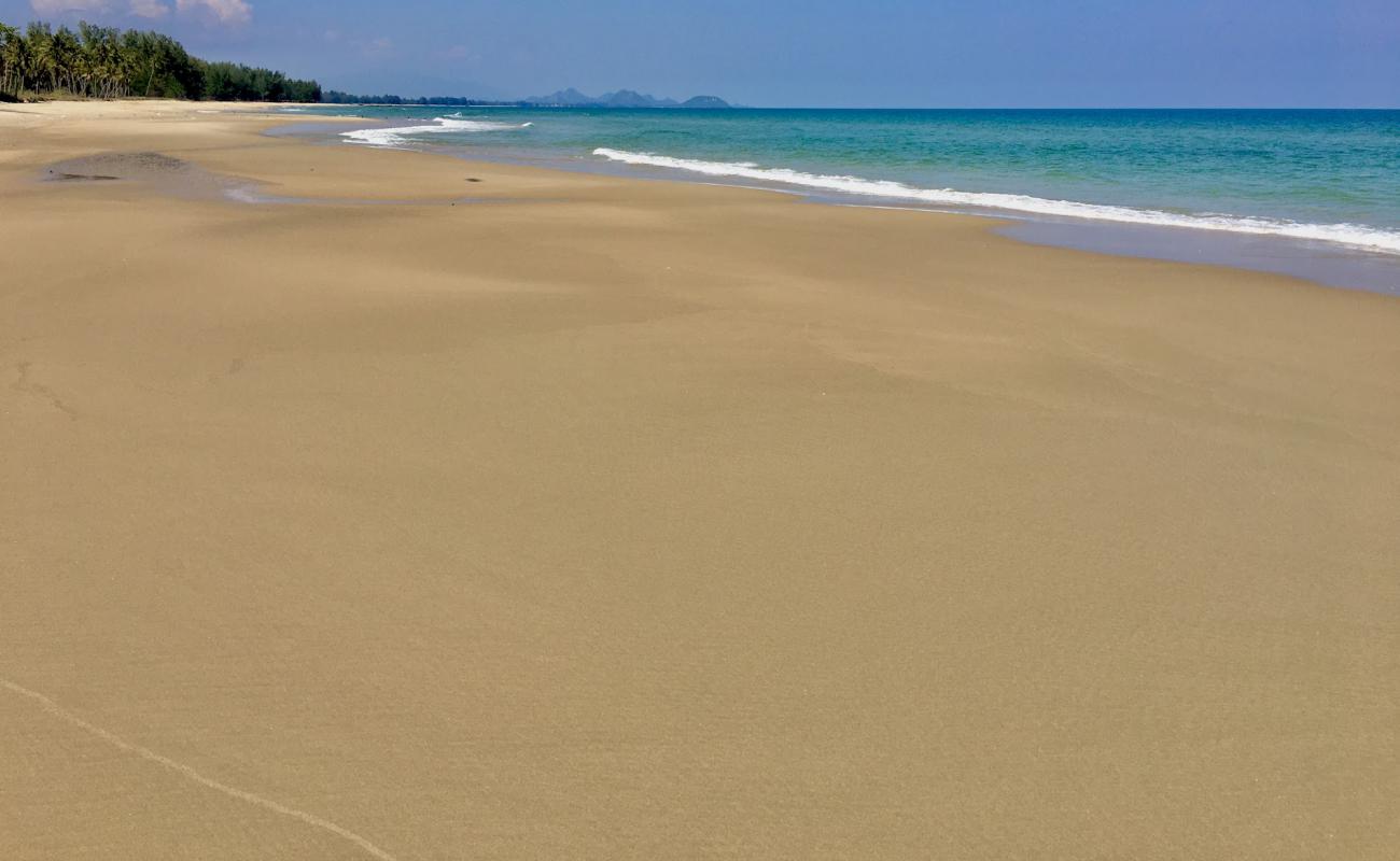 Photo de Don Samran Beach avec sable beige de surface